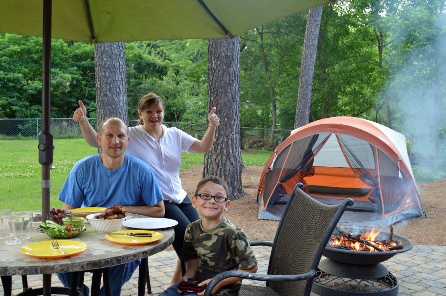 famille au camping en bord de rivière France