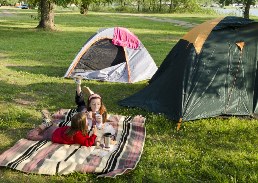 famille au camping en bord de rivière France